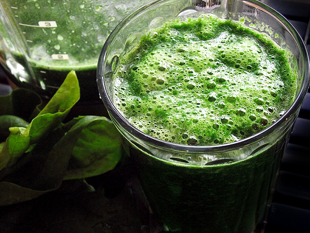 Le jus bon pour la santé, le green smoothie mélangeant fruits et légumes