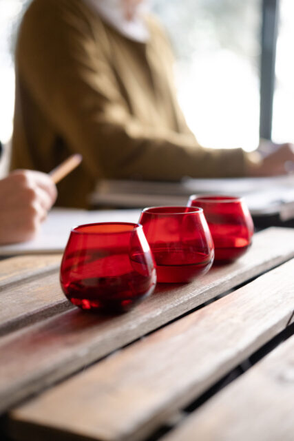 verres rouges de dégustation d'huile d'olive vierge avec L'HOVE