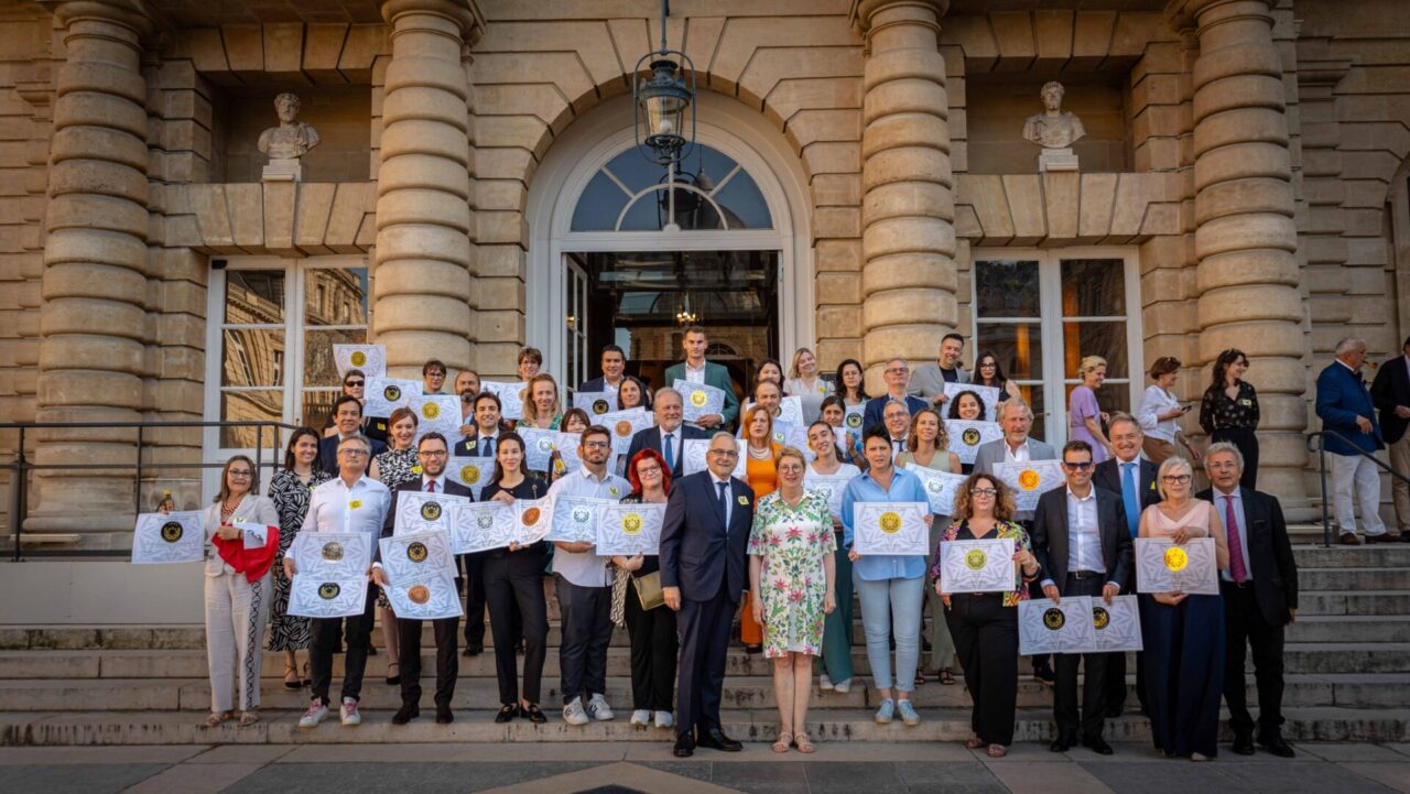 photo de groupe devant le sénat pour le 23ème concours