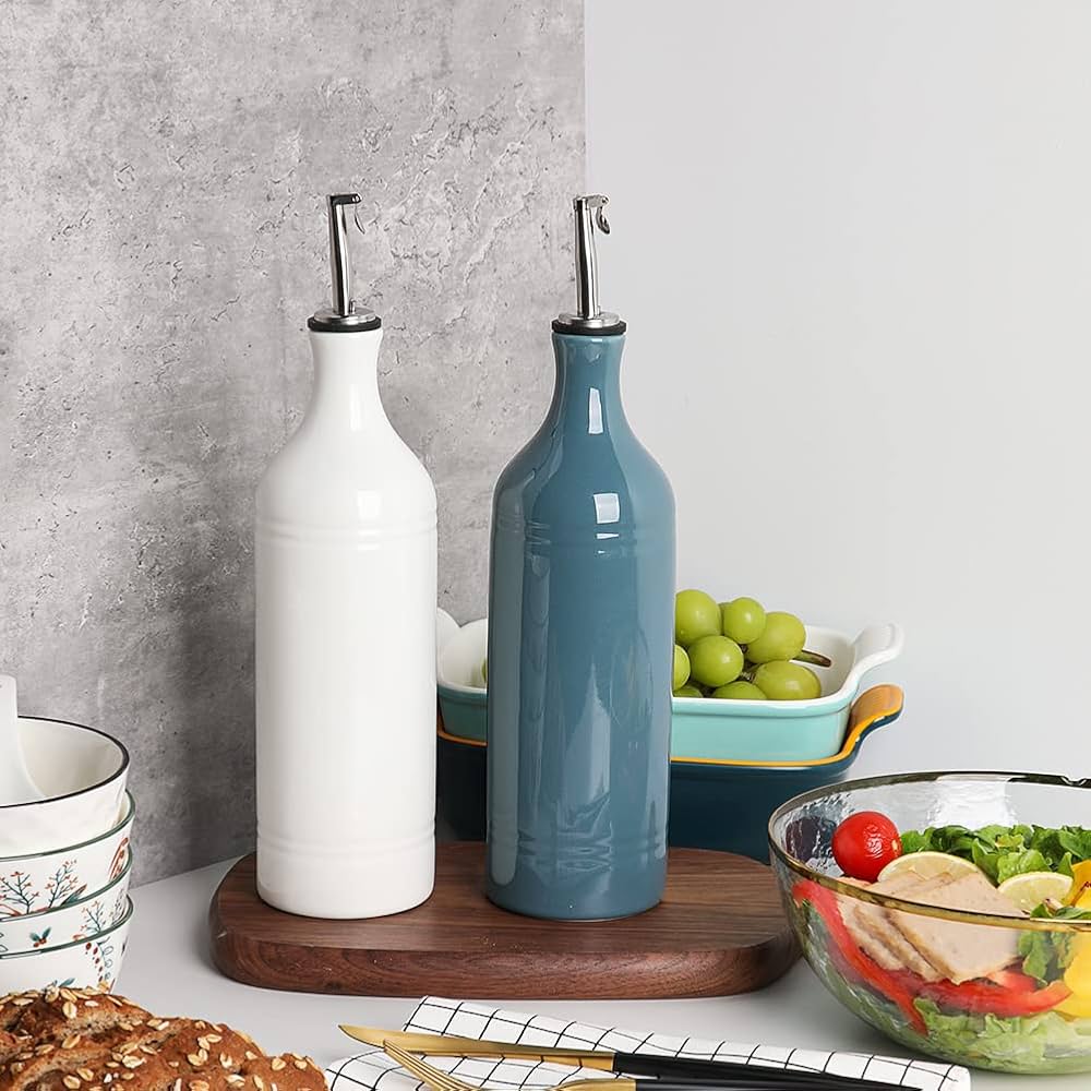 bouteilla blanche et bouteille bleu en céramique. deux huiliers