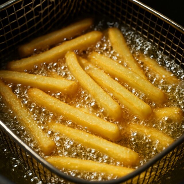des frites dans un bain d'huile pour une friture 