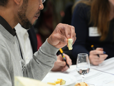 personne entrain de déguster un produit au concours général agricole 