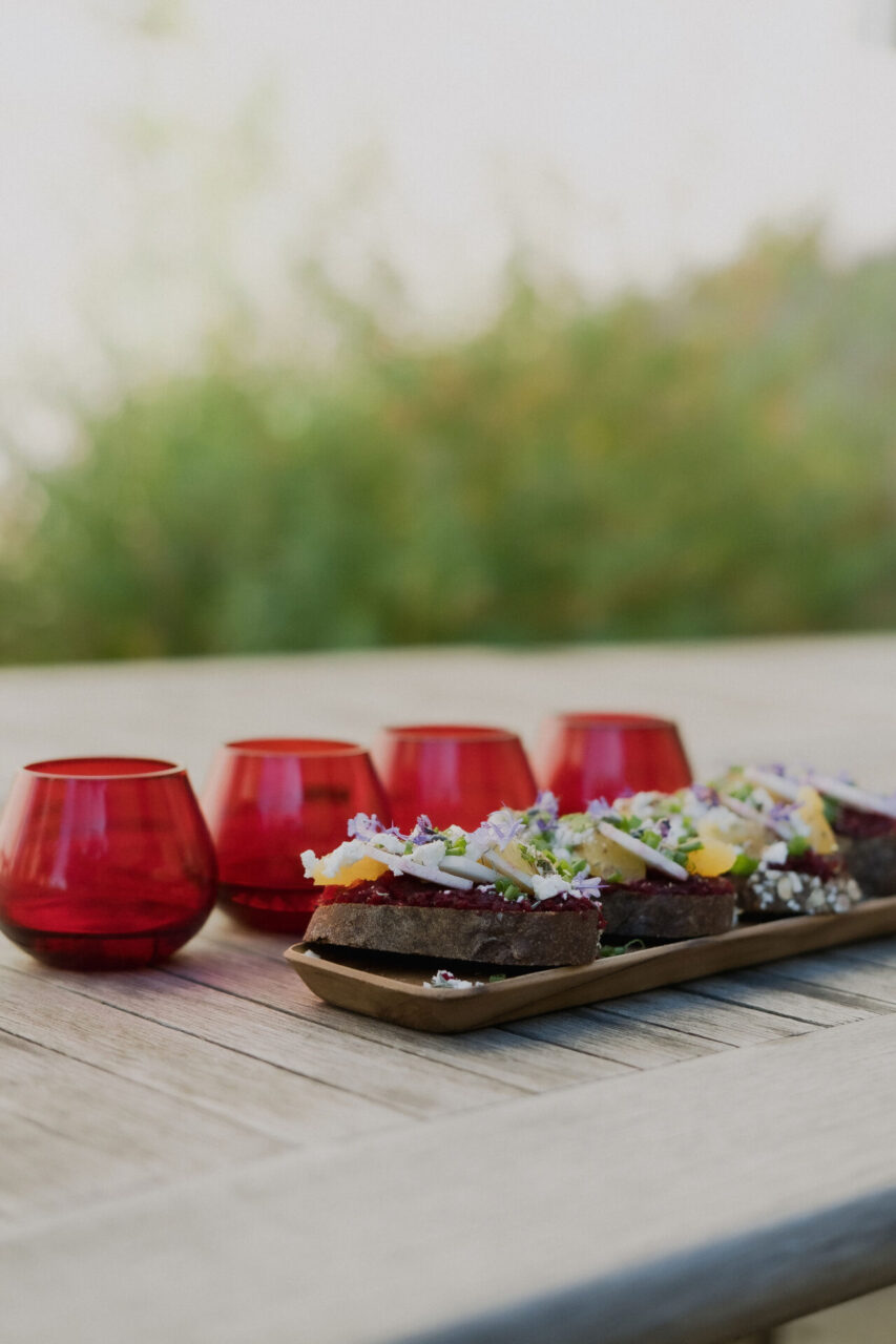 photos en extérieur de verres de dégustations d'huile d'olive vierges avec des tartines pour montrer que la dégustation peut passer par des accords mets/huiles