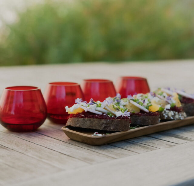photos en extérieur de verres de dégustations d'huile d'olive vierges avec des tartines pour montrer que la dégustation peut passer par des accords mets/huiles 