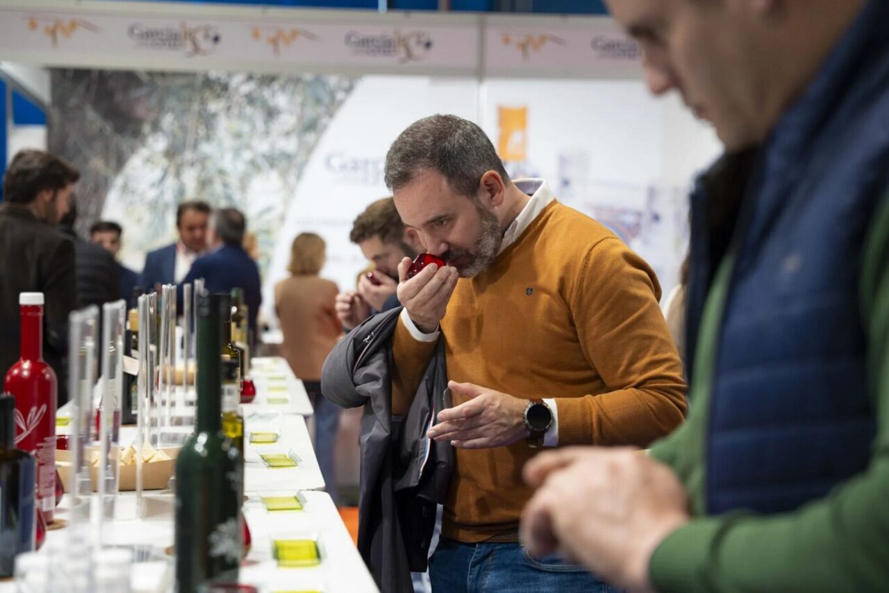 un homme sentant de l'huile d'olive